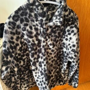 Cozy Fuzzy Leopard Print pull over - Black & White